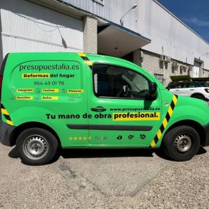 Rotulaci&oacute;n de furgoneta en integral de Reanult Kangoo, con vinilos fundidos para Presupuestalia en Sevilla.