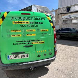 Rotulaci&oacute;n de furgoneta en integral de Reanult Kangoo, con vinilos fundidos para Presupuestalia en Sevilla.