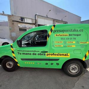 Rotulaci&oacute;n de furgoneta en integral de Reanult Kangoo, con vinilos fundidos para Presupuestalia en Sevilla.