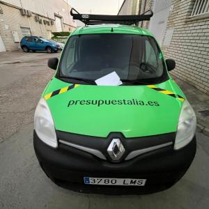 Rotulaci&oacute;n de furgoneta en integral de Reanult Kangoo, con vinilos fundidos para Presupuestalia en Sevilla.