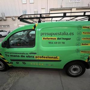 Rotulaci&oacute;n de furgoneta en integral de Reanult Kangoo, con vinilos fundidos para Presupuestalia en Sevilla.