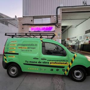 Rotulaci&oacute;n de furgoneta en integral de Reanult Kangoo, con vinilos fundidos para Presupuestalia en Sevilla.
