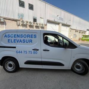 Rotulaci&oacute;n de Furgoneta en vinilo de corte. Ascensores Elevasur en Sevilla 