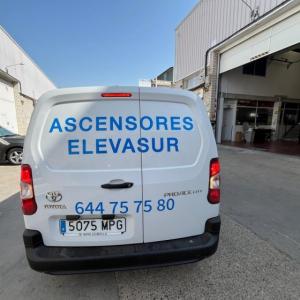 Rotulaci&oacute;n de Furgoneta en vinilo de corte. Ascensores Elevasur en Sevilla 