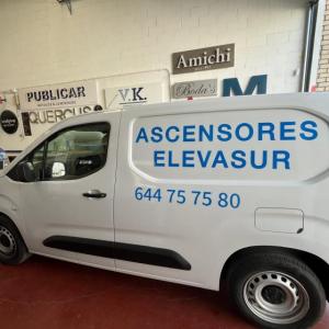 Rotulaci&oacute;n de Furgoneta en vinilo de corte. Ascensores Elevasur en Sevilla 