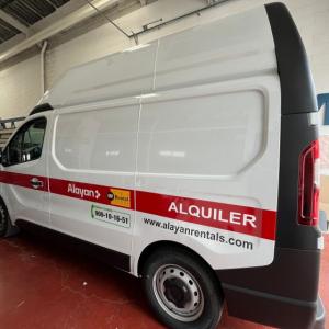 Rotulaci&oacute;n de furgoneta en vinilos de corte para Alayan en Sevilla.