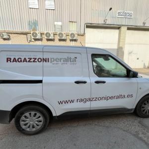 Rotulaci&oacute;n de furgoneta en vinilos de corte para Ragazzoni Peralta en Sevilla.