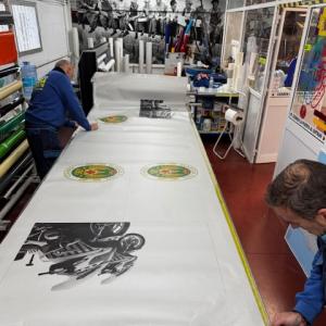 Rotulaci&oacute;n de mamparas en vinilo &aacute;cido plata impreso y laminado. &Aacute;rea de Cota en Subsector de Tr&aacute;fico de Sevilla.