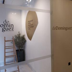 Rotulaci&oacute;n para decoraci&oacute;n de interiores para el Hotel Dom&iacute;nguez en Sevilla.