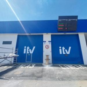 Rotulaci&oacute;n en vinilo de corte para se&ntilde;alizar las puertas de la ITV de Algeciras, C&aacute;diz.