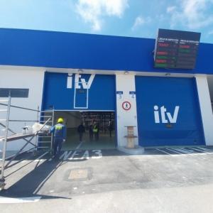 Rotulaci&oacute;n en vinilo de corte para se&ntilde;alizar las puertas de la ITV de Algeciras, C&aacute;diz.