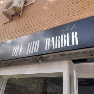 R&oacute;tulo caja corp&oacute;rea luminosa con frente calado para Barber Sevilla.