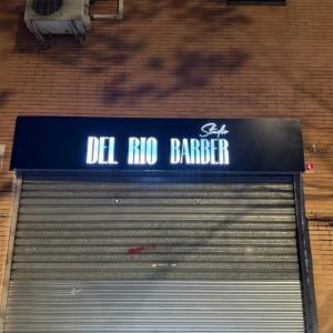 R&oacute;tulo caja corp&oacute;rea luminosa con frente calado para Barber Sevilla.