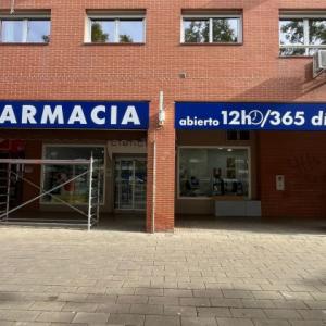 R&oacute;tulo caja corp&oacute;rea luminosa con frente calado para farmacia Ciencias Sevilla.