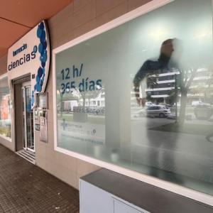 R&oacute;tulo caja corp&oacute;rea luminosa con frente calado para farmacia Ciencias Sevilla.