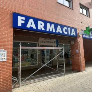 R&oacute;tulo caja corp&oacute;rea luminosa con frente calado para farmacia Ciencias Sevilla.
