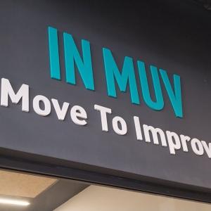 R&oacute;tulo caja corp&oacute;rea luminosa con frente calado para &Iacute;n Muv Sevilla.