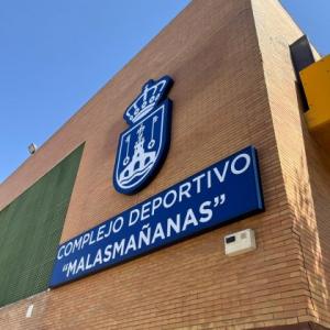 R&oacute;tulo caja corp&oacute;rea luminosa con frente en metacrilato para Centro Deportivo Malasma&ntilde;anas en Alacl&aacute; de Guadaira Sevilla.