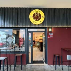 R&oacute;tulo caja corp&oacute;rea para Caf&eacute; Gala en Sevilla.