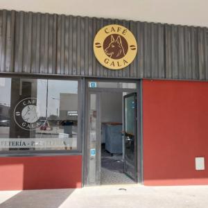 R&oacute;tulo cartel en caja corp&oacute;rea luminosa para Caf&eacute; Gala en Sevilla.