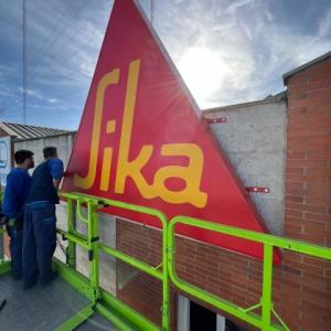 R&oacute;tulo cartel caja luminosa con frente de lona para Sika Sevilla.