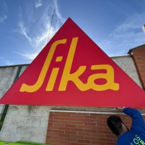 R&oacute;tulo cartel caja luminosa con frente de lona para Sika Sevilla.