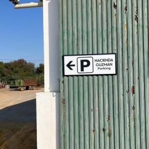 R&oacute;tulo cartel indicador de finca para Acesur en Sevilla.