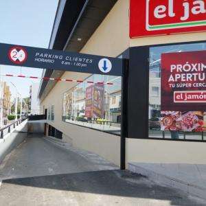R&oacute;tulo cartel indicador para centro comercial en Alacal&aacute; de Guadaira Sevilla.
