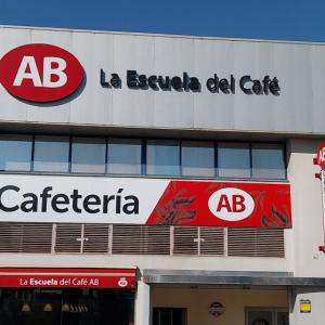 R&oacute;tulo cartel para frente de Local realizado en bandeja rotulada. Para Caf&eacute; AB Sevilla