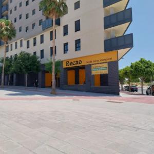 R&oacute;tulo cartel para frente de Local realizado en bandeja rotulada. Tienda Recao en Entren&uacute;cleos Dos Hermanas Sevilla