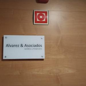 Rótulo cartel para interior en metacrilato con impresión a la inversa. Álvarez y Asociados Sevilla