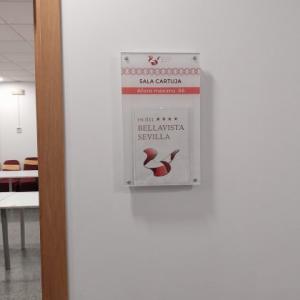 Rótulo cartel para interior en metacrilato con impresión a la inversa. Hotel Bellavista Sevilla