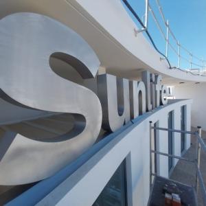 Rótulo en letras corpóreas de acero inoxidable en Sotogrande. Trabajos para Bilba Constructora Andalucía en Álora Málaga. Rótulo en letras corpóreas de acero inoxidable en Sotogrande. Trabajos para Bilba Constructora Andalucía en Álora Málaga.