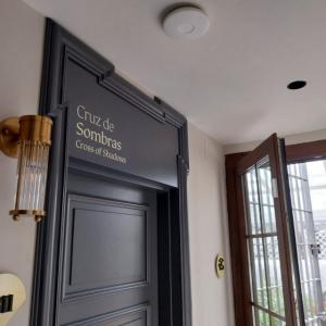 R&oacute;tulos en vinilo de habitaciones en hotel Dom&iacute;nguez en Sevilla.