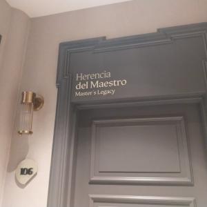 R&oacute;tulos en vinilo de habitaciones en hotel Dom&iacute;nguez en Sevilla.