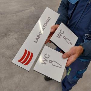 R&oacute;tulos en vinilo sobre lama plana y tapas laterales. Para Envases Dos Hermanas Sevilla.