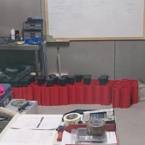 Se&ntilde;alizaci&oacute;n 2025 con m&aacute;stiles y carteles rotulados de calles, de Dos Hermanas en Sevilla.