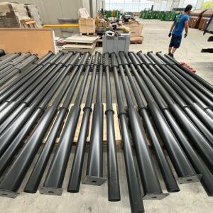 Se&ntilde;alizaci&oacute;n 2025 con m&aacute;stiles y carteles rotulados de calles, de Dos Hermanas en Sevilla.