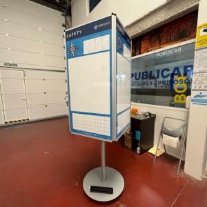 T&oacute;tem o monolito con ruedas y con 4 caras portando pizarras magn&eacute;ticas y rotuladas para Element Sevilla.