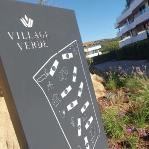 Tótem retroiluminado para urbanización Village Verde fase II en Sotogrande Cádiz. Tótem retroiluminado para urbanización Village Verde fase II en Sotogrande Cádiz.