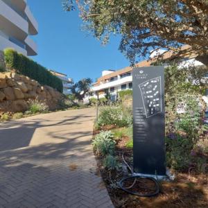 Tótem retroiluminado para urbanización Village Verde fase II en Sotogrande Cádiz. Tótem retroiluminado para urbanización Village Verde fase II en Sotogrande Cádiz.
