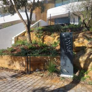 Tótem retroiluminado para urbanización Village Verde fase II en Sotogrande Cádiz. Tótem retroiluminado para urbanización Village Verde fase II en Sotogrande Cádiz.