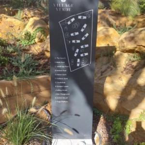 Tótem retroiluminado para urbanización Village Verde fase II en Sotogrande Cádiz. Tótem retroiluminado para urbanización Village Verde fase II en Sotogrande Cádiz.