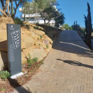 Tótem retroiluminado para urbanización Village Verde fase II en Sotogrande Cádiz. Tótem retroiluminado para urbanización Village Verde fase II en Sotogrande Cádiz.