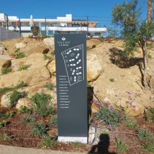 Tótem retroiluminado para urbanización Village Verde fase II en Sotogrande Cádiz. Tótem retroiluminado para urbanización Village Verde fase II en Sotogrande Cádiz.