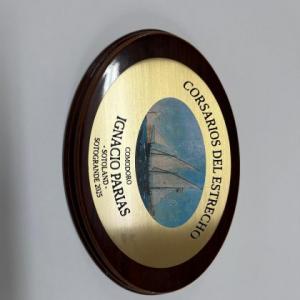 Trofeo en Metopa de madera con placa de lat&oacute;n en fotoimpresi&oacute;n y textos en bajo relieve con patina de tinta negra. Para Corsarios del Estrecho - Sotogrande C&aacute;diz