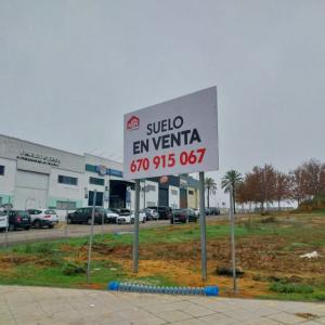 Valla cartelera panelable y rotulada con lona atornillada, para Grupo Inmobiliario MB Dos Hermanas Sevilla.