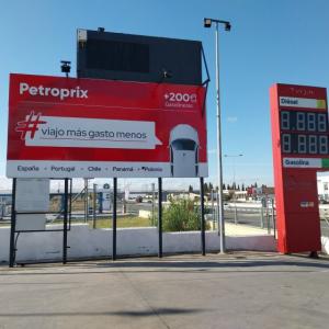 Valla cartelera panelable y rotulada con vinilo para Petroprix.