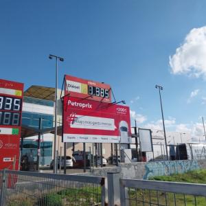 Valla cartelera panelable y rotulada con vinilo para Petroprix.