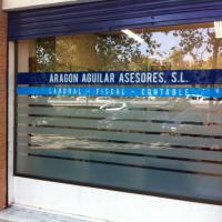 Aragón Aguilar Acesores - Sevilla.  Rotulación de vinilos en impresión digital y al ácido